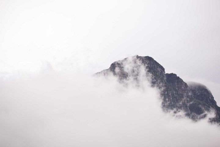 Espacio terapéutico acogedor con luz natural
